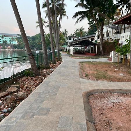 Jaladarshini Lakeside Gardens Bed and Breakfast Kollam Esterno foto