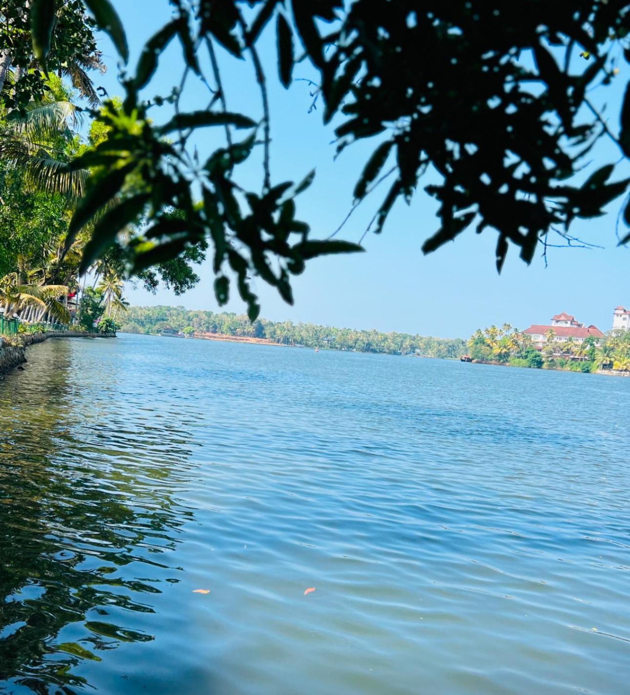 Jaladarshini Lakeside Gardens Bed and Breakfast Kollam Esterno foto