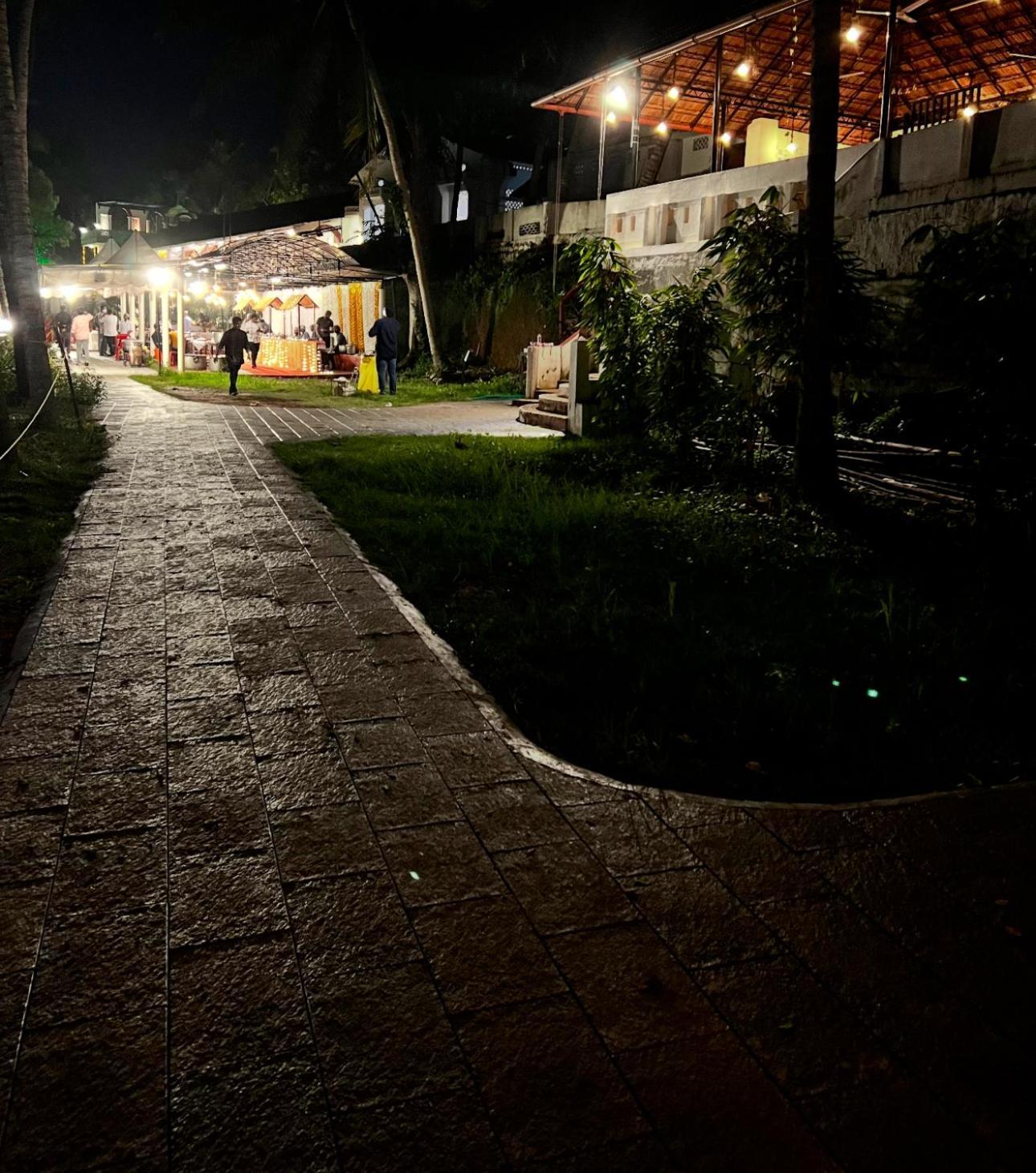 Jaladarshini Lakeside Gardens Bed and Breakfast Kollam Esterno foto