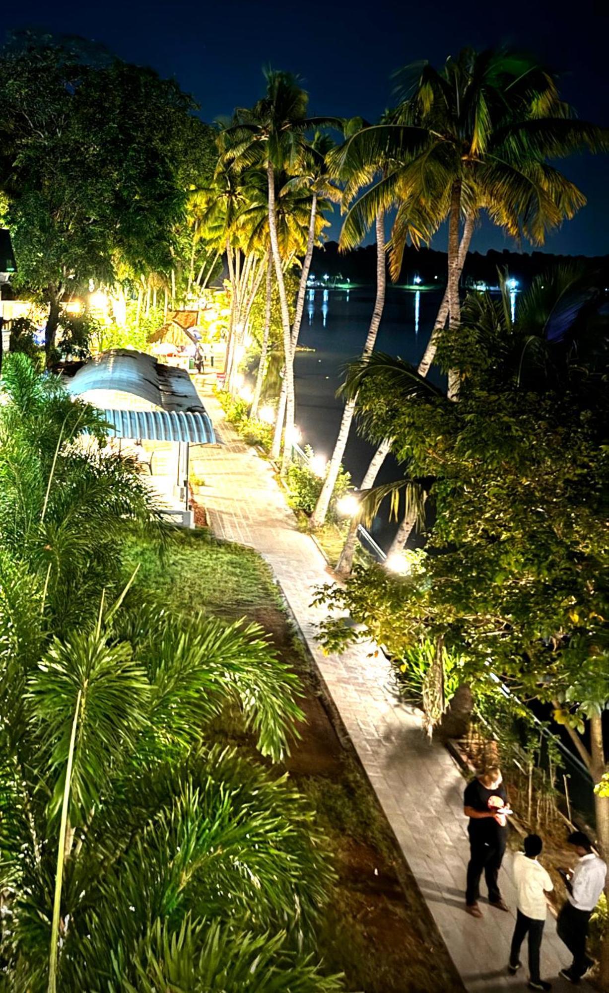 Jaladarshini Lakeside Gardens Bed and Breakfast Kollam Esterno foto